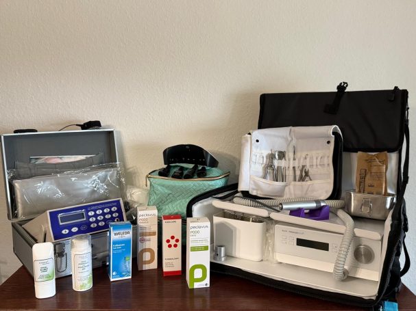 Eine Auswahl an medizinischen Geräten und Produkten auf einem Tisch, inklusive Verpackungen.